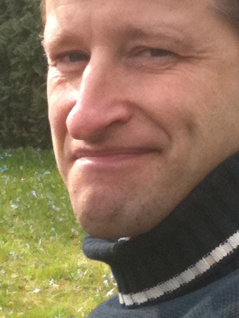 Magnus smilar. 